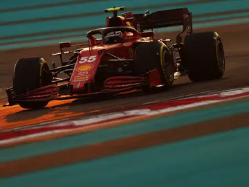 Carlos Sainz, con el Ferrari en Abu Dabi