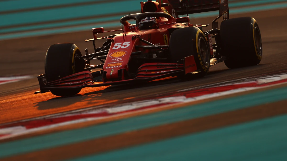 Carlos Sainz, con el Ferrari en Abu Dabi