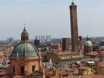 Bolonia: el curioso motivo por el que la ciudad italiana tiene tantas torres