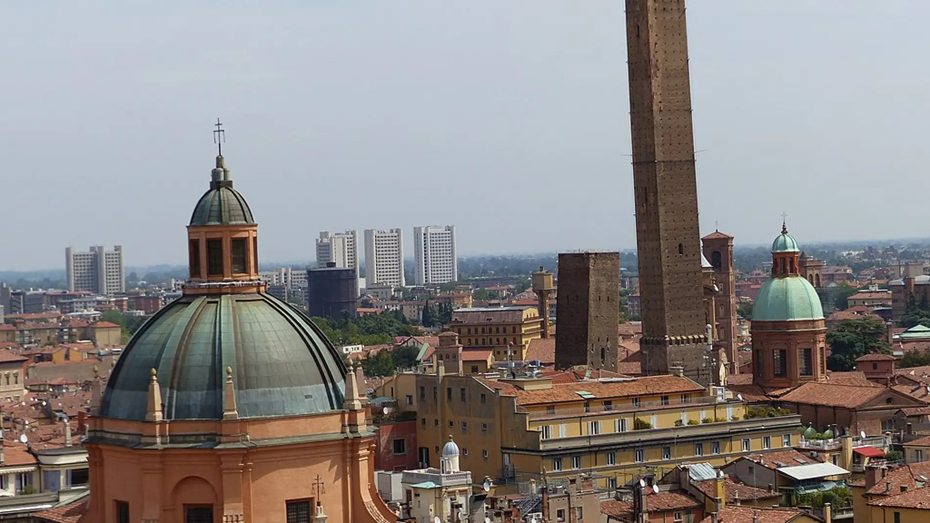 Bolonia: el curioso motivo por el que la ciudad italiana tiene tantas torres