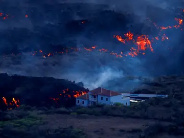 Una casa, rodeada por la lava del volcán de La Palma