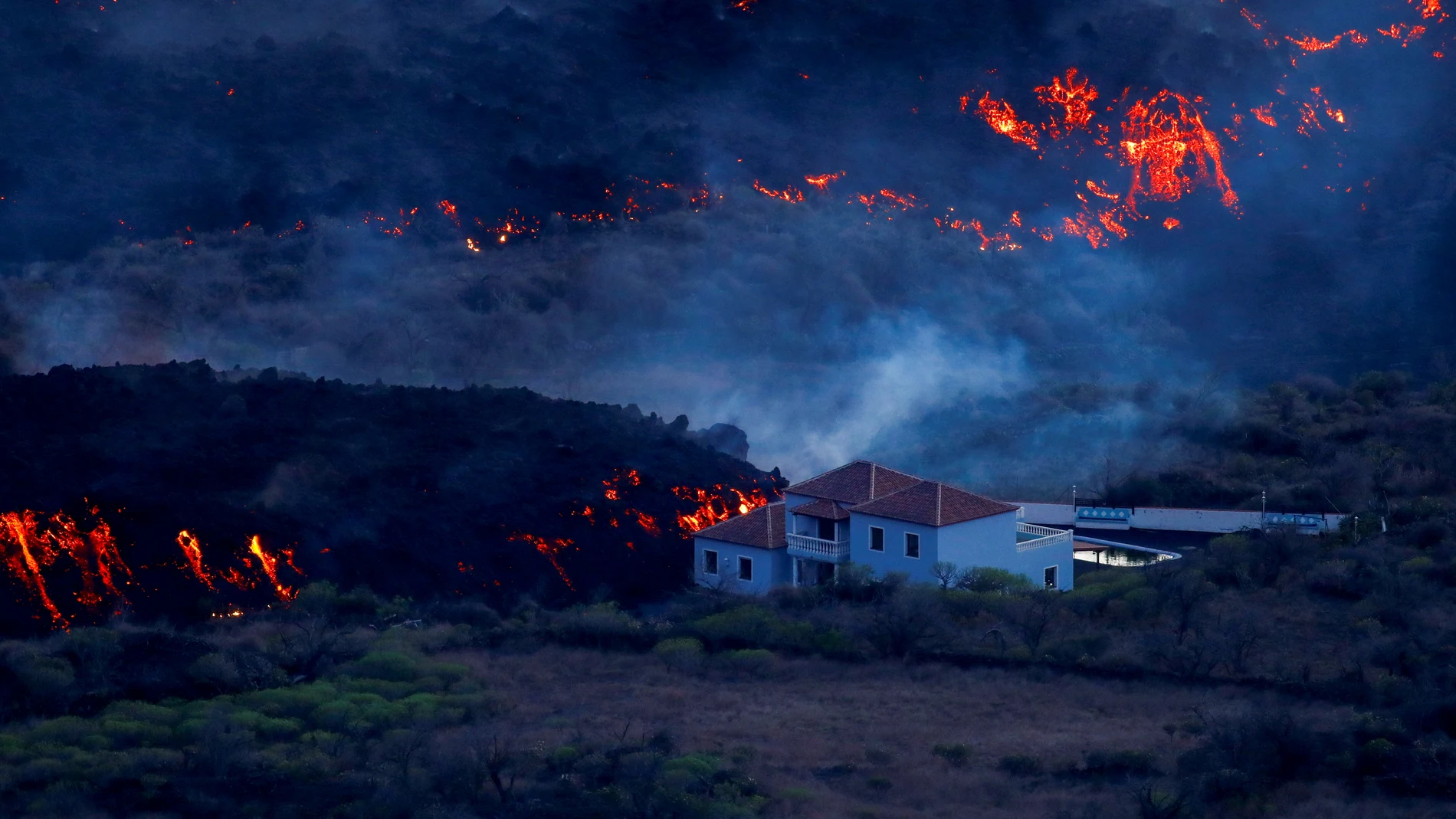 Una casa, rodeada por la lava del volcán de La Palma