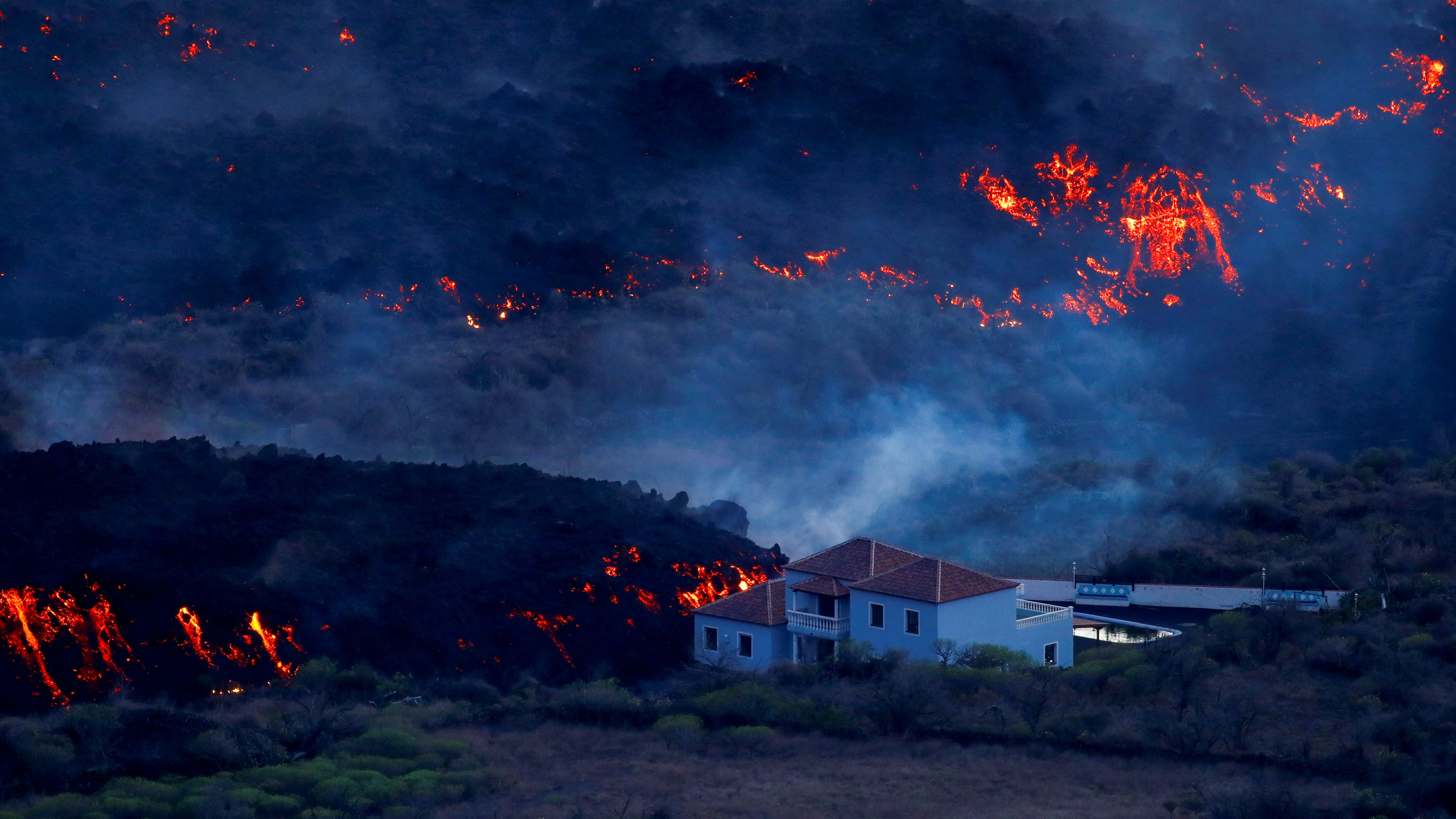 Una casa, rodeada por la lava del volcán de La Palma