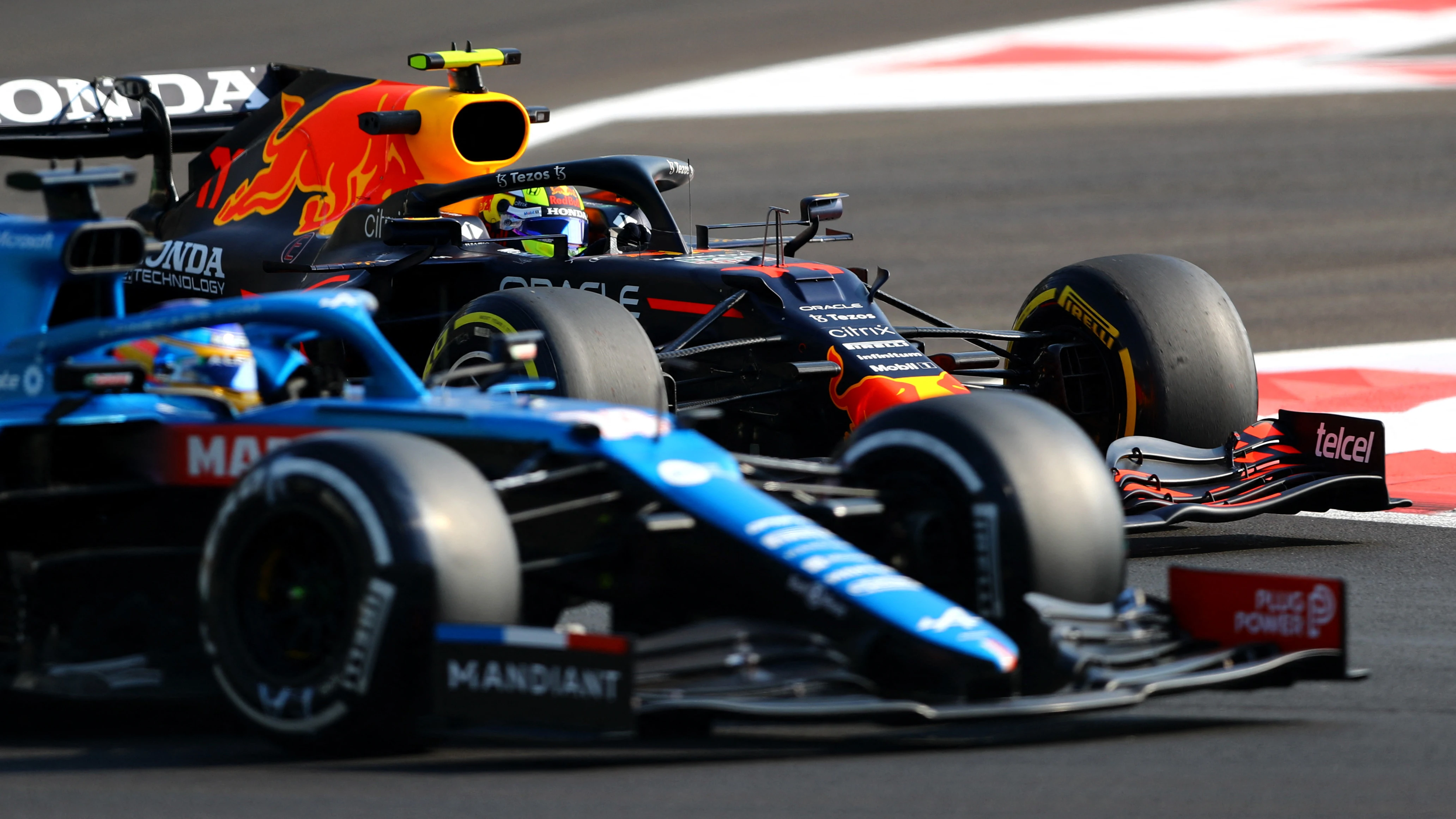 Fernando Alonso y Max Verstappen, en el GP de Abu Dabi