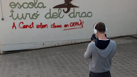 Un operador de TV toma imágenes en la escuela Turó del Drac de Canet de Mar. Un operador de TV toma imágenes en la escuela Turó del Drac de Canet de Mar.