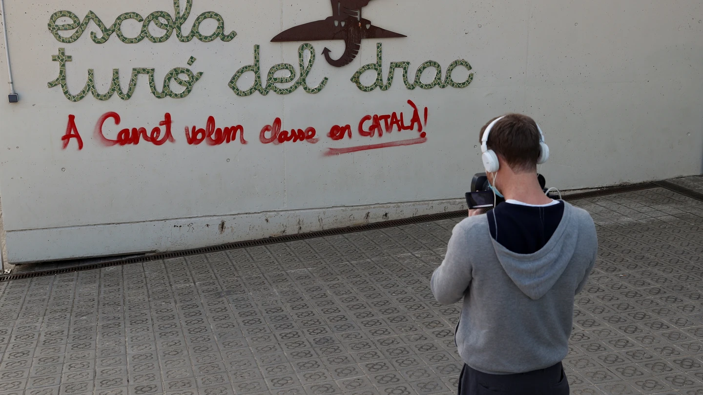 Un operador de TV toma imágenes en la escuela Turó del Drac de Canet de Mar. Un operador de TV toma imágenes en la escuela Turó del Drac de Canet de Mar.