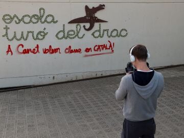 Un operador de TV toma imágenes en la escuela Turó del Drac de Canet de Mar.
