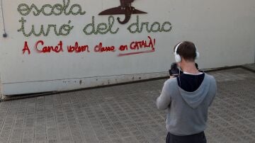 Un operador de TV toma imágenes en la escuela Turó del Drac de Canet de Mar.