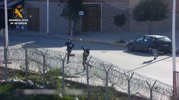 La Guardia Civil detiene a seis personas por lanzar droga a través de la valla de Melilla