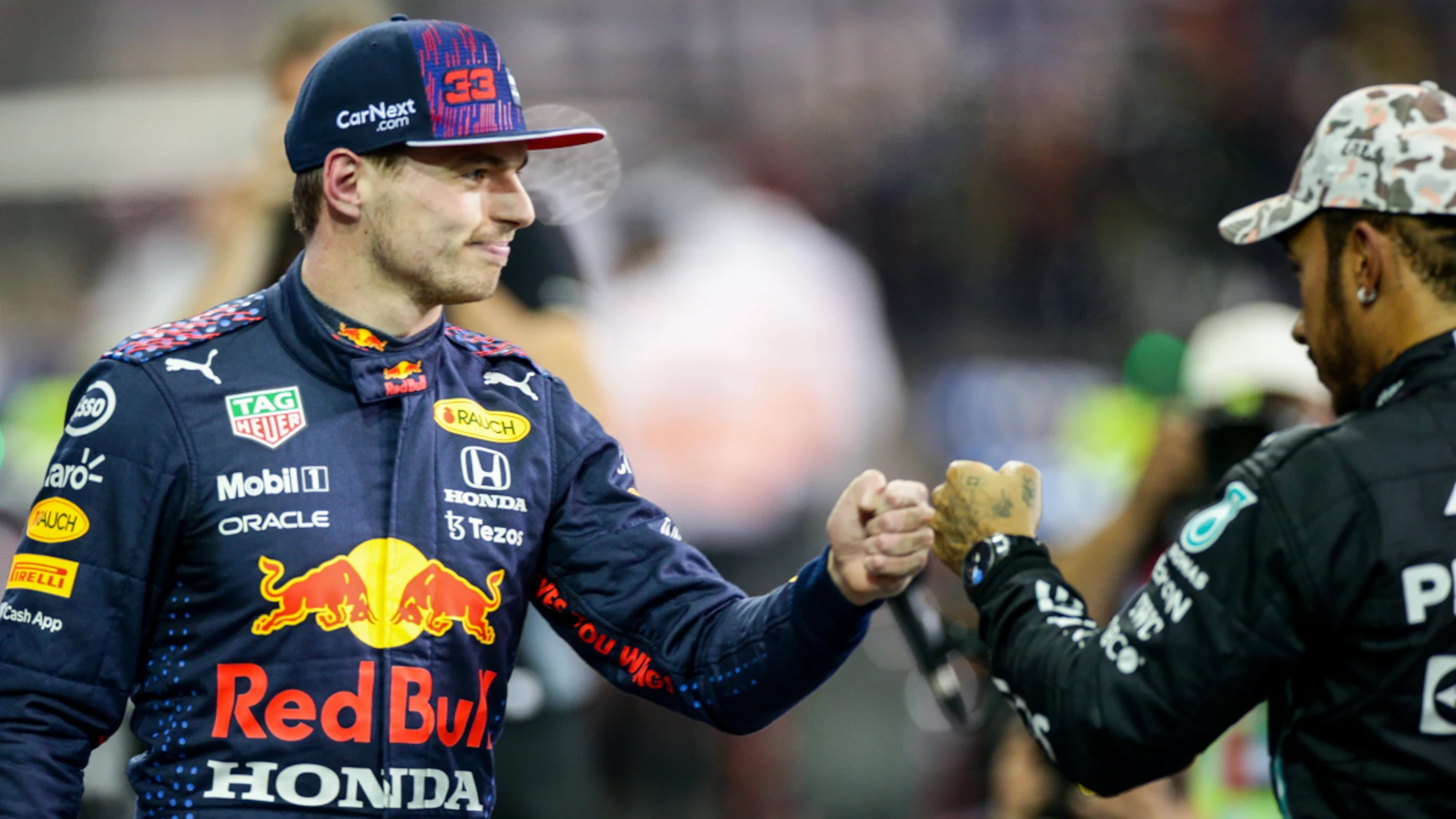 Verstappen saluda a Hamilton