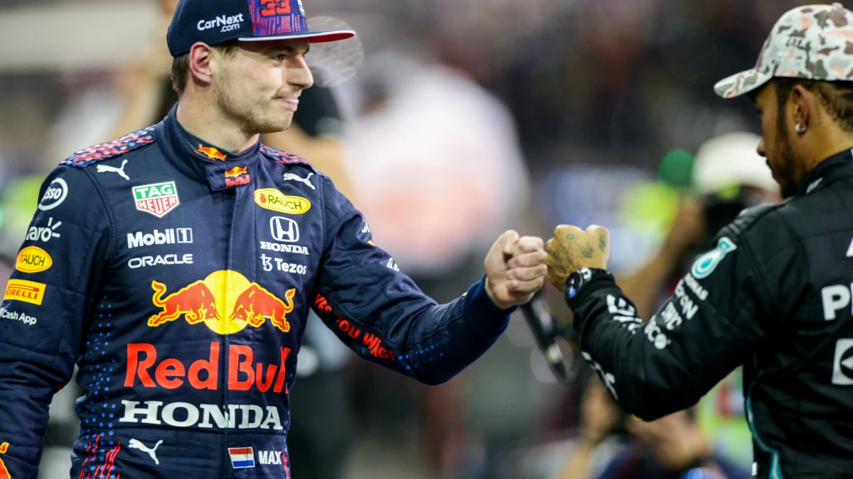 Verstappen saluda a Hamilton