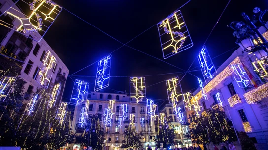 Decenas de personas piden la dimisión del alcalde de Granada por poner luces de Navidad "satánicas" Decenas de personas piden la dimisión del alcalde de Granada por poner luces de Navidad "satánicas"