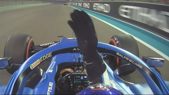 Fernando Alonso levanta el brazo a Daniel Ricciardo Fernando Alonso levanta el brazo a Daniel Ricciardo
