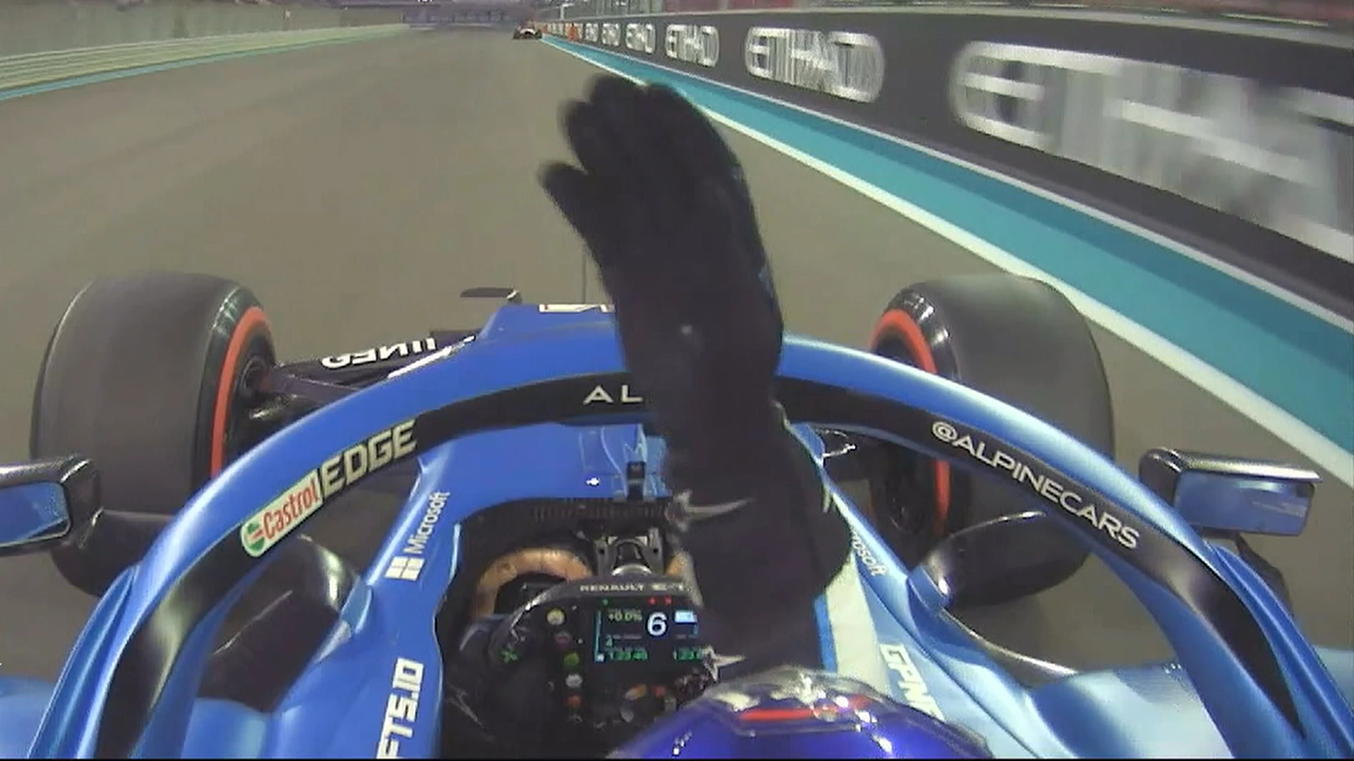Fernando Alonso levanta el brazo a Daniel Ricciardo