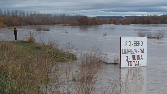 La crecida del Ebro pone en alerta a Aragón y el Gobierno no descarta evacuar poblaciones enteras La crecida del Ebro pone en alerta a Aragón y el Gobierno no descarta evacuar poblaciones enteras
