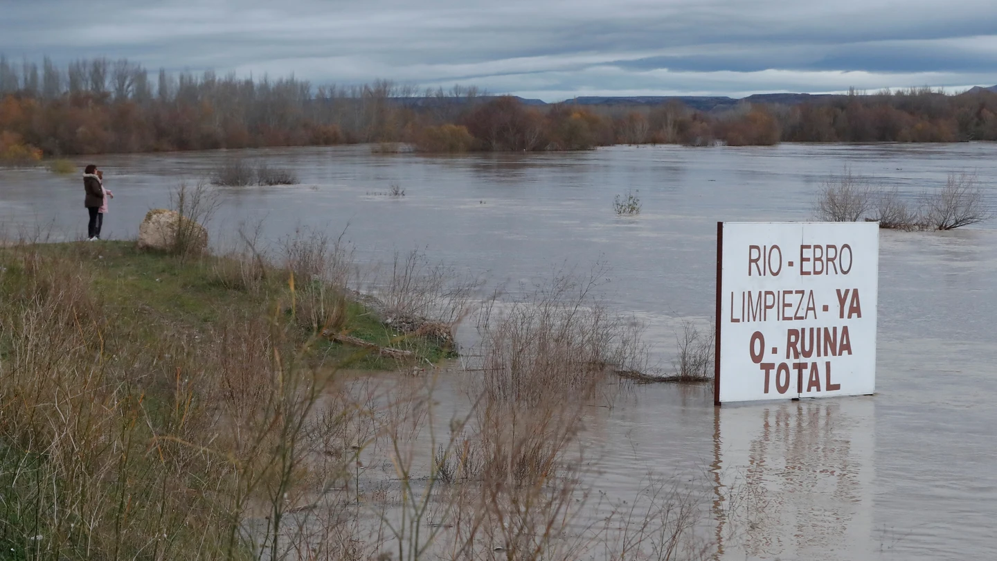 La crecida del Ebro pone en alerta a Aragón y el Gobierno no descarta evacuar poblaciones enteras La crecida del Ebro pone en alerta a Aragón y el Gobierno no descarta evacuar poblaciones enteras