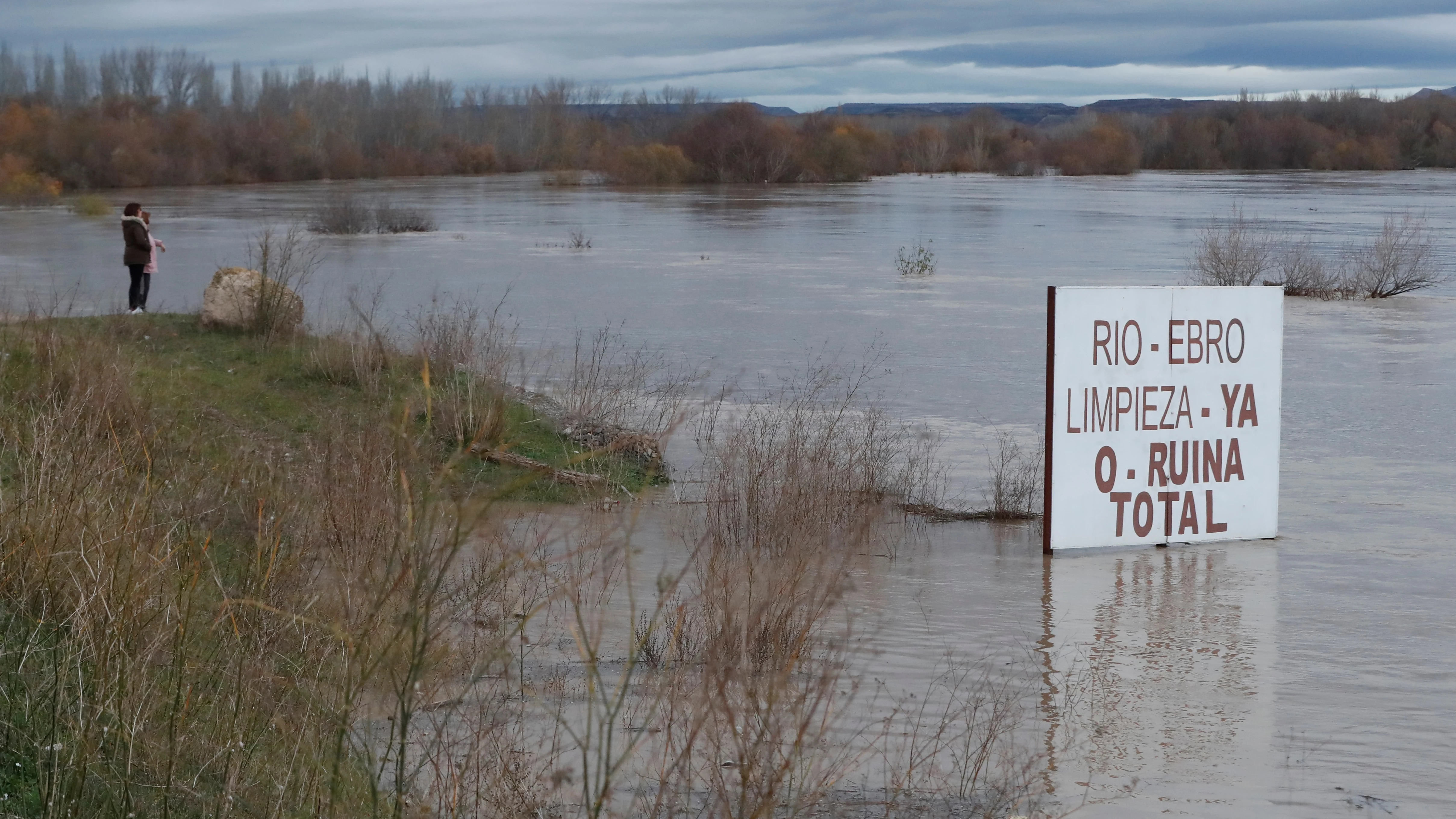 La crecida del Ebro pone en alerta a Aragón y el Gobierno no descarta evacuar poblaciones enteras
