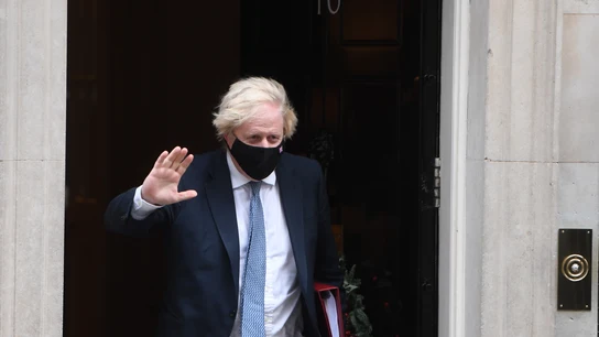 Una foto de Boris Johnson en una supuesta fiesta de Navidad durante el confinamiento pone en jaque al primer ministro Una foto de Boris Johnson en una supuesta fiesta de Navidad durante el confinamiento pone en jaque al primer ministro