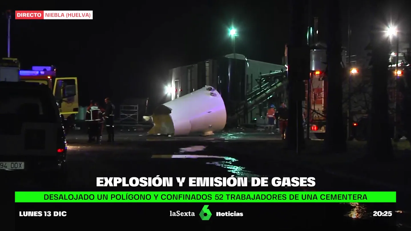 Medio millar de trabajadores desalojados tras la explosión con emisión de gases en un polígono de Niebla, Huelva Medio millar de trabajadores desalojados tras la explosión con emisión de gases en un polígono de Niebla, Huelva