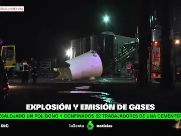 Medio millar de trabajadores desalojados tras la explosión con emisión de gases en un polígono de Niebla, Huelva