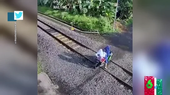 El impactante vídeo en el que una familia se libra por segundos de ser atropellada por un tren El impactante vídeo en el que una familia se libra por segundos de ser atropellada por un tren