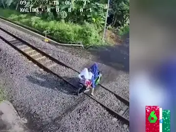El impactante vídeo en el que una familia se libra por segundos de ser atropellada por un tren