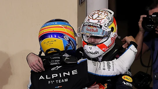 Fernando Alonso felicita a Max Verstappen por su Mundial Fernando Alonso felicita a Max Verstappen por su Mundial