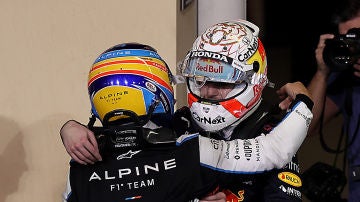 Fernando Alonso felicita a Max Verstappen por su Mundial
