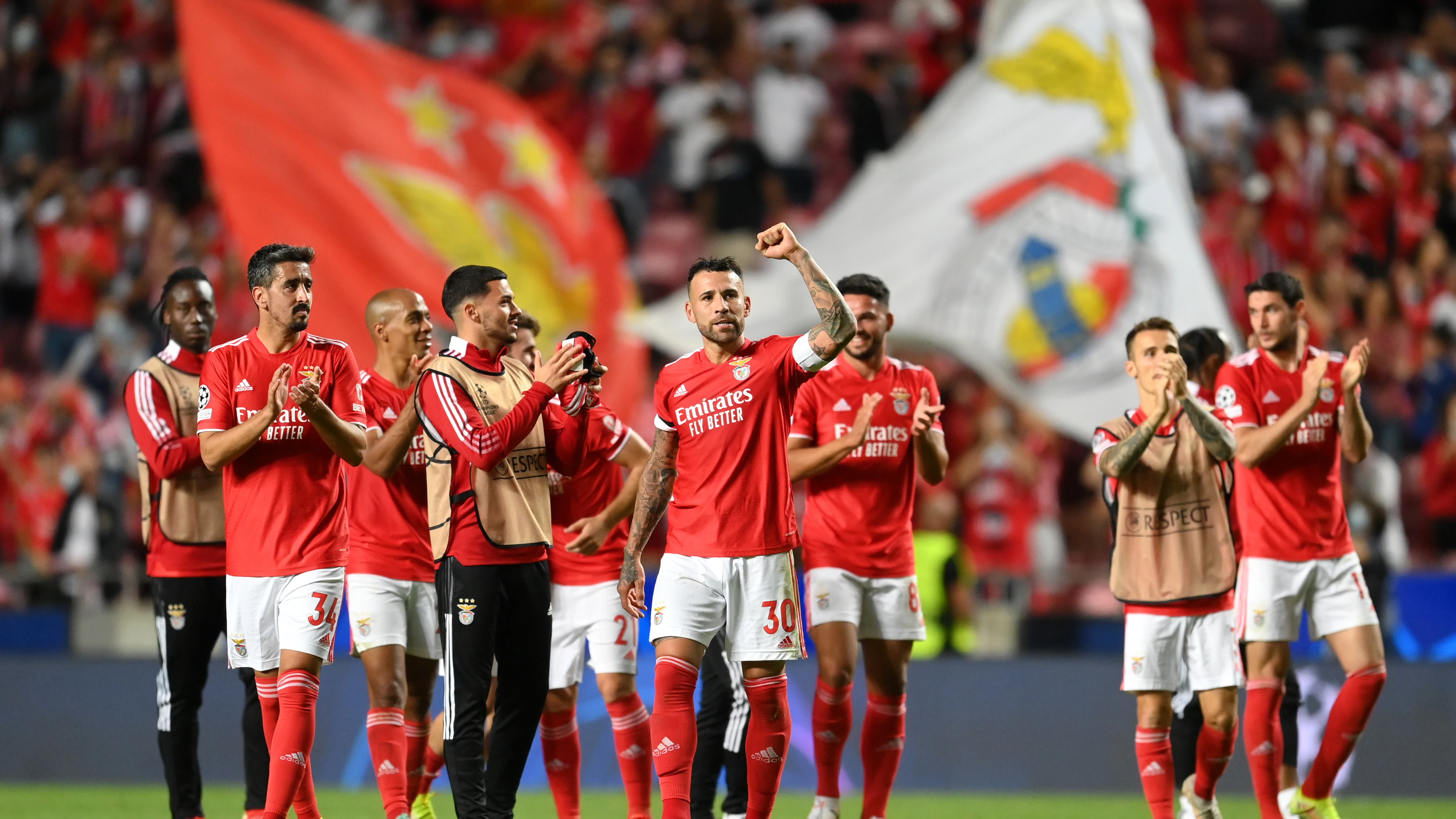 Otamendi, junto a la plantilla del Benifca