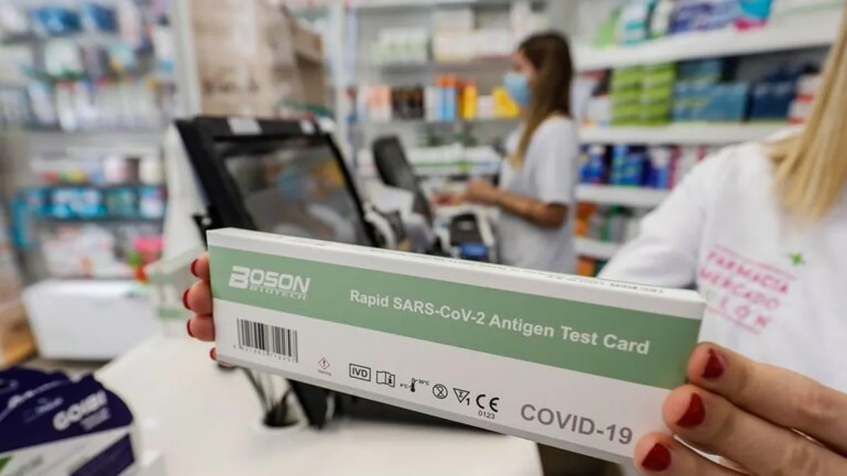 Imagen de archivo de una farmacéutica dispensando un test de antígenos