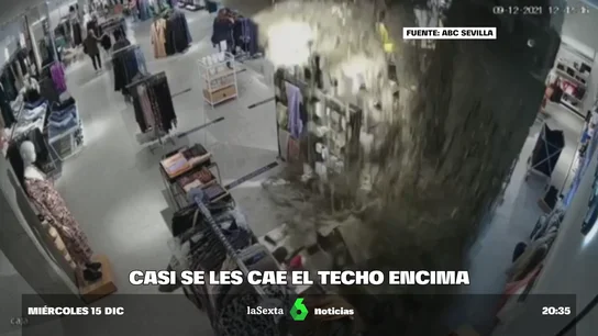 Una joven se salva por segundos de que le caiga el techo encima en un centro comercial de Sevilla Una joven se salva por segundos de que le caiga el techo encima en un centro comercial de Sevilla