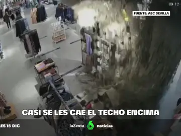 Una joven se salva por segundos de que le caiga el techo encima en un centro comercial de Sevilla