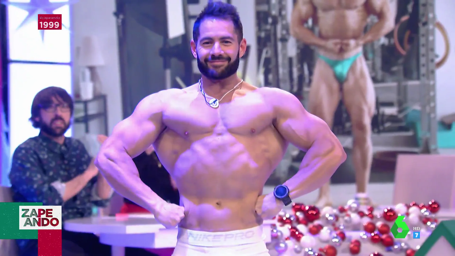 El campeón de España de Culturismo muestra en plató su espectacular musculatura