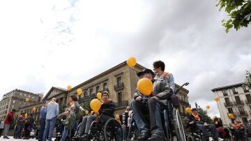 Imagen de archivo de una concentración de personas afectadas por la esclerosis múltiple con motivo del Día Mundial de esta enfermedad.