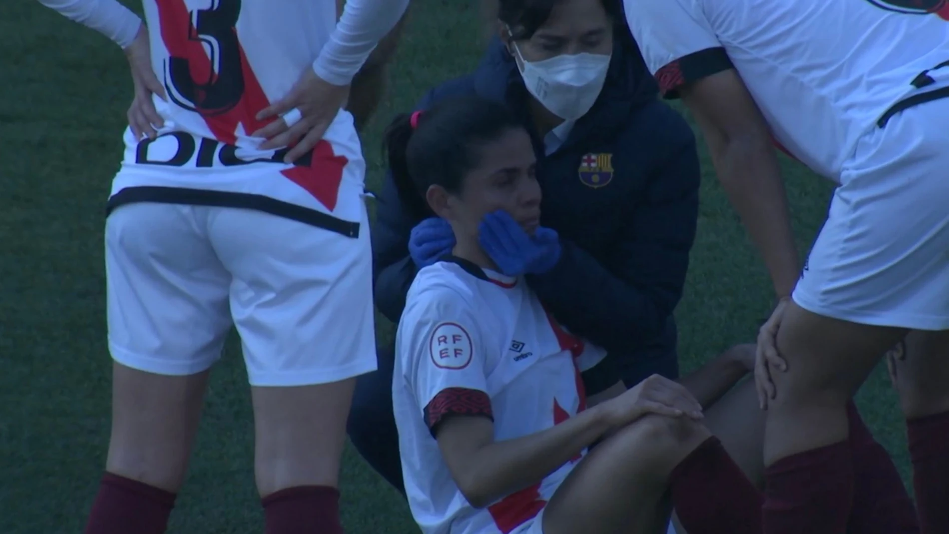 La médica del Barça atiende a una jugadora del Rayo