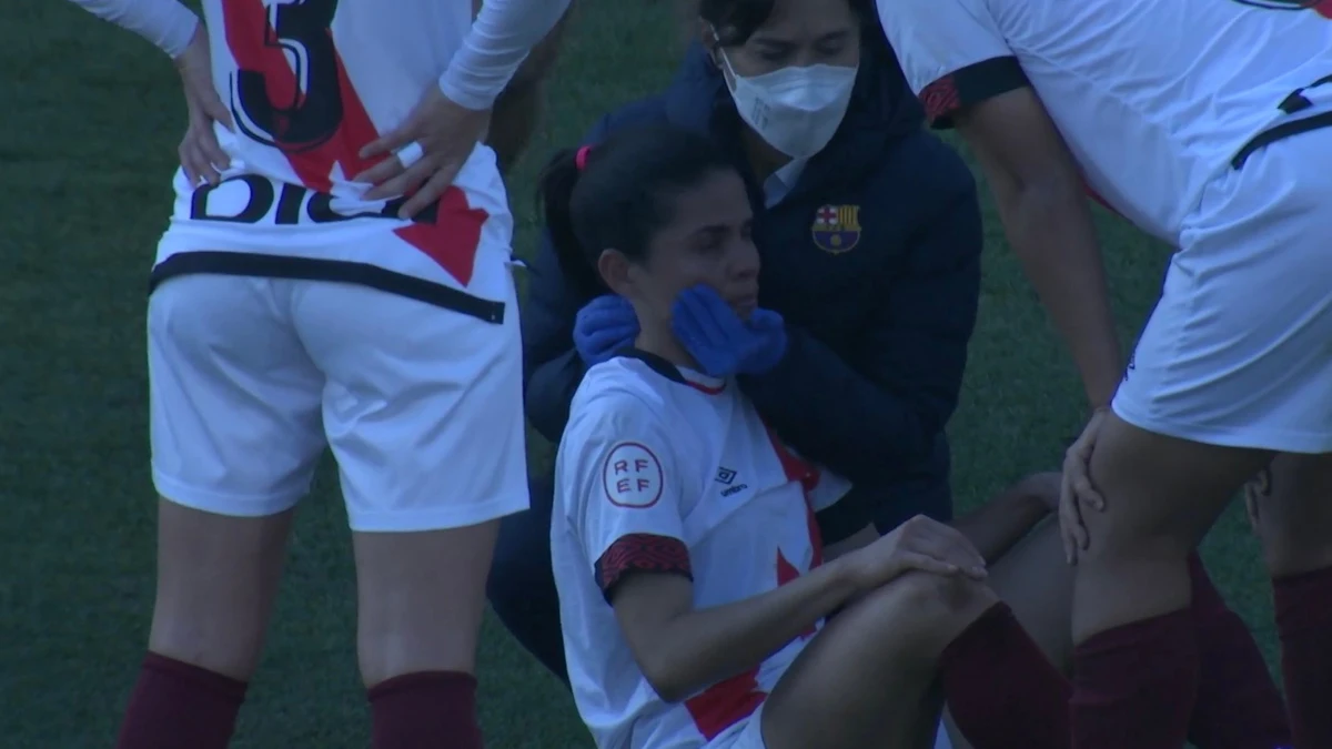 La médica del Barça atiende a una jugadora del Rayo