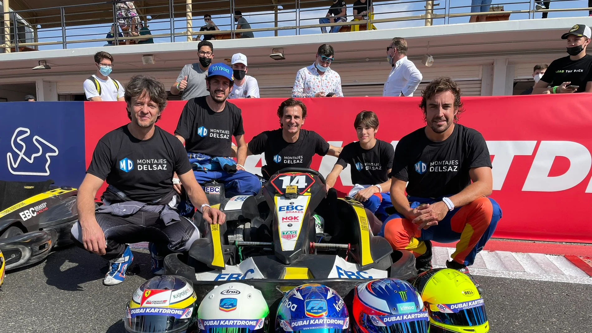 Fernando Alonso, con De la Rosa y el resto de su equipo