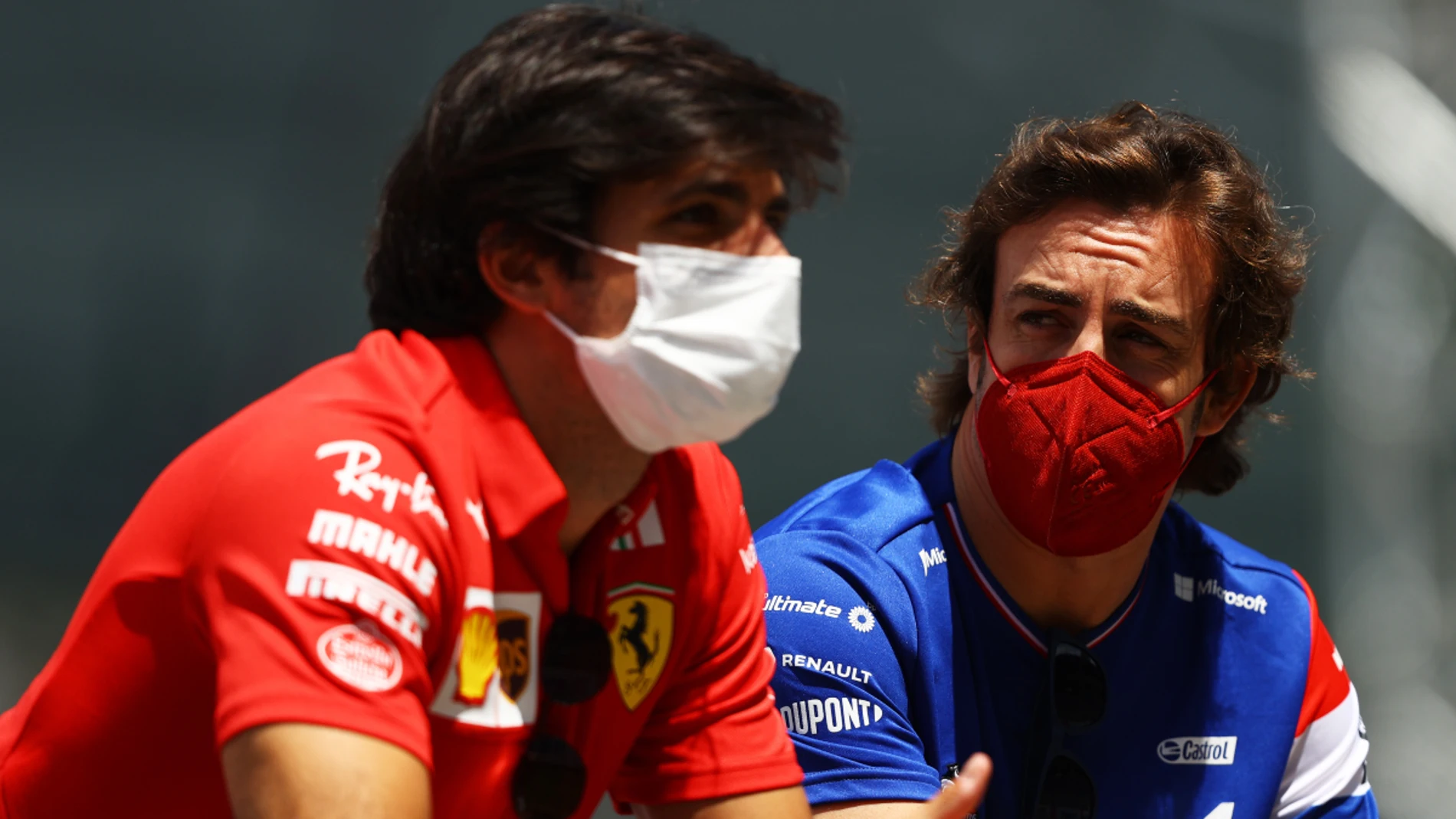 Carlos Sainz y Fernando Alonso, charlando