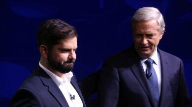 Gabriel Boric y Jos&eacute; Antonio Kast, durante un debate