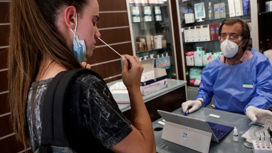 Un farmacèutico explica y supervisa la realización de autotests de antígenos en una imagen de archivo. Un farmacèutico explica y supervisa la realización de autotests de antígenos en una imagen de archivo.