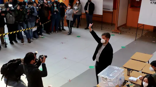 El candidato presidencial por la coalición Apruebo Dignidad, Gabriel Boric, vota durante la segunda vuelta de las elecciones presidenciales. El candidato presidencial por la coalición Apruebo Dignidad, Gabriel Boric, vota durante la segunda vuelta de las elecciones presidenciales.