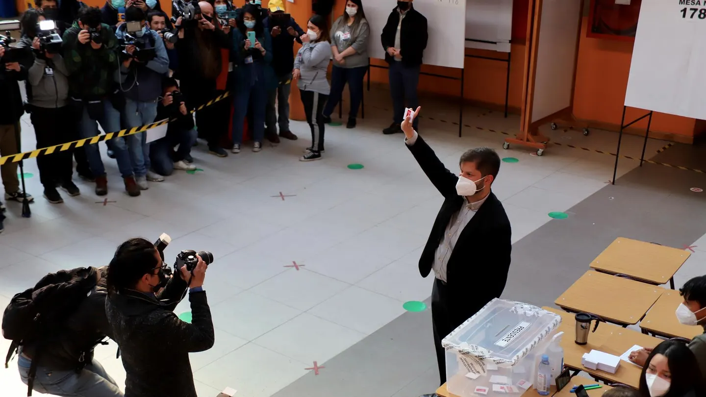 El candidato presidencial por la coalición Apruebo Dignidad, Gabriel Boric, vota durante la segunda vuelta de las elecciones presidenciales. El candidato presidencial por la coalición Apruebo Dignidad, Gabriel Boric, vota durante la segunda vuelta de las elecciones presidenciales.