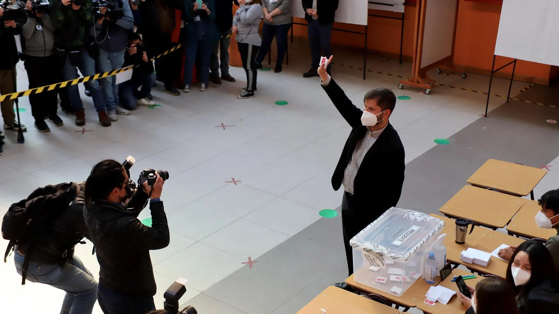 El candidato presidencial por la coalición Apruebo Dignidad, Gabriel Boric, vota durante la segunda vuelta de las elecciones presidenciales.