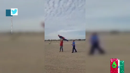 Un maniquí y un dron: el surrealista invento casero para hacer realidad a Superman Un maniquí y un dron: el surrealista invento casero para hacer realidad a Superman