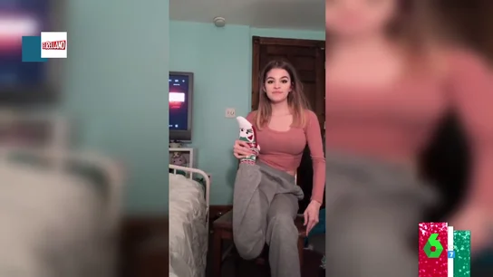 La sorprendente flexibilidad de una joven capaz de doblar sus rodillas en ángulos imposibles La sorprendente flexibilidad de una joven capaz de doblar sus rodillas en ángulos imposibles