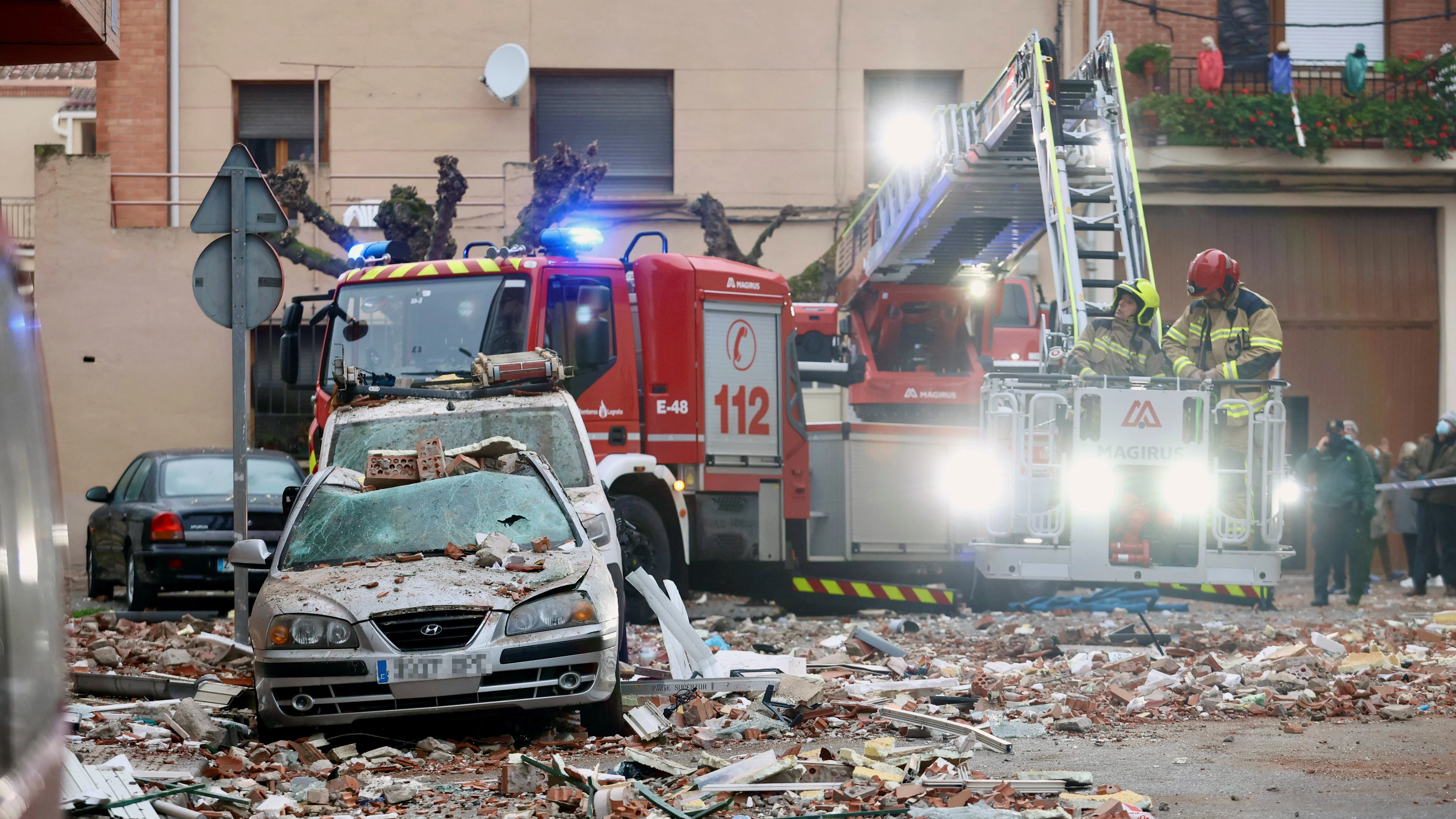 Destrozos en el lugar de la explosión de Lardero (la Rioja)