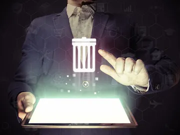 Una persona manda a la papelera archivos digitales. Una persona manda a la papelera archivos digitales.
