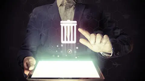 Una persona manda a la papelera archivos digitales. Una persona manda a la papelera archivos digitales.