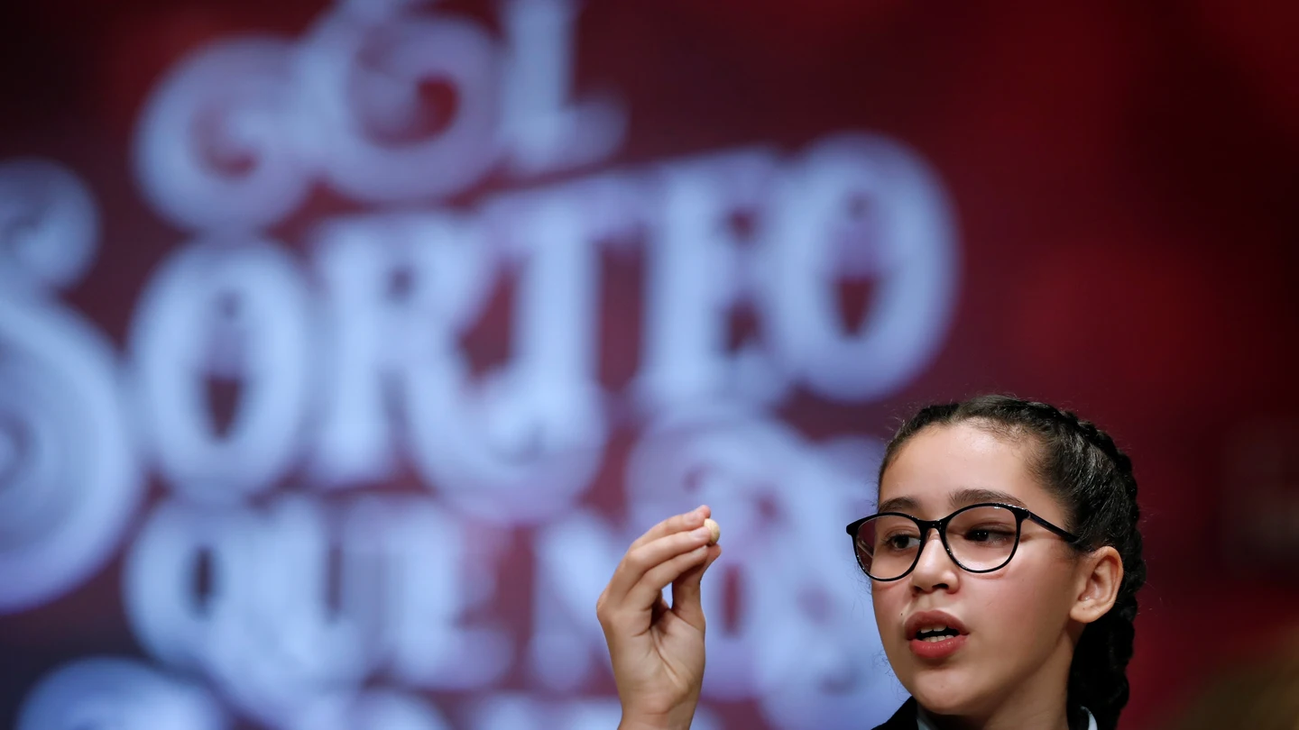 Noura Akrouh canta el número 38341, agraciado con un cuarto premio del Sorteo Extraordinario de la Lotería de Navidad en la edición de 2020. Noura Akrouh canta el número 38341, agraciado con un cuarto premio del Sorteo Extraordinario de la Lotería de Navidad en la edición de 2020.