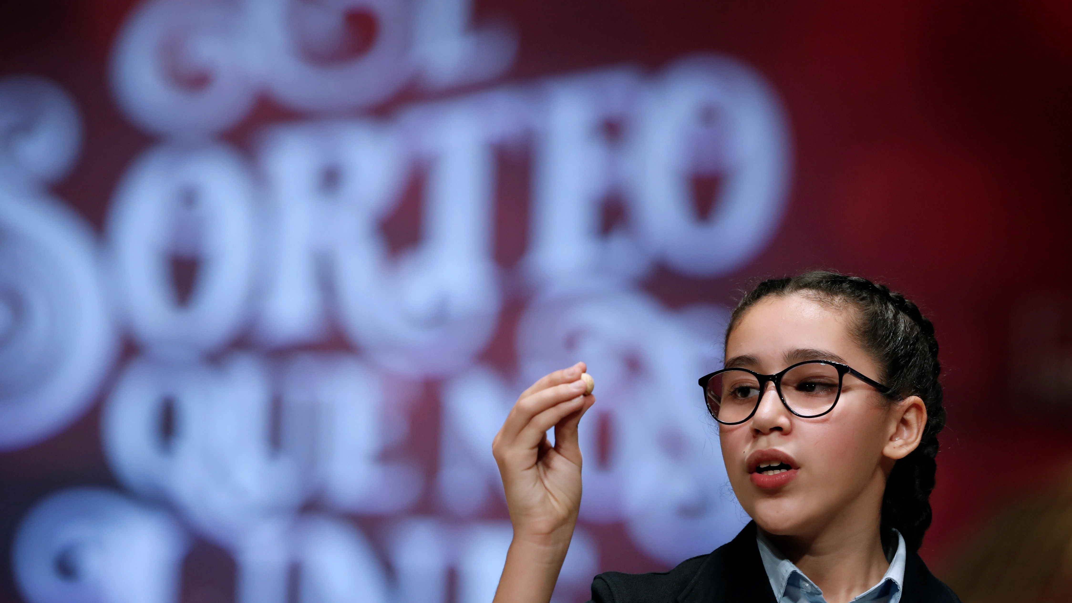 Noura Akrouh canta el número 38341, agraciado con un cuarto premio del Sorteo Extraordinario de la Lotería de Navidad en la edición de 2020.